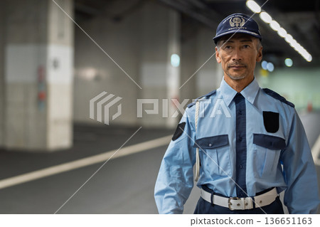保全、門衛、老人 保全、門衛、老人 136651163