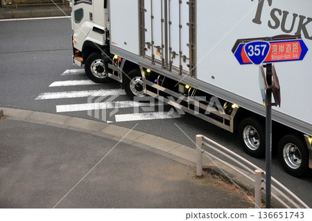 一輛卡車在十字路口左轉的圖片 136651743