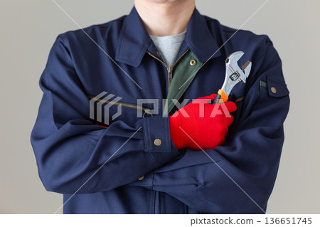 一位身穿工作服、手持工具的中年男性商人 136651745