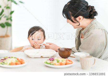 母親給嬰兒餵輔食和米飯（育兒） 136651891