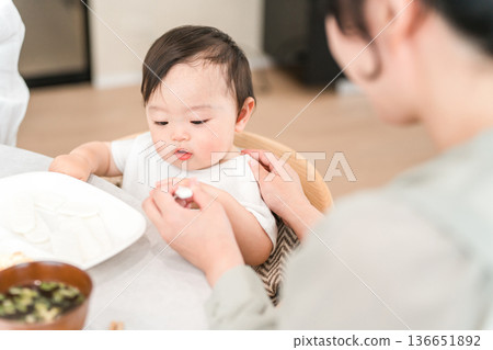 母親給嬰兒餵輔食和米飯(育兒) 母親給嬰兒餵輔食和米飯(育兒) 136651892