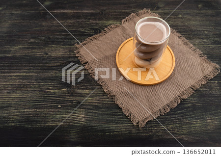 Healthy Japanese Hojicha Latte with Toasty Roasted Aroma 136652011