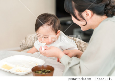 Mother feeding baby food and rice (childcare and parenting) Mother feeding baby food and rice (childcare and parenting) 136652219