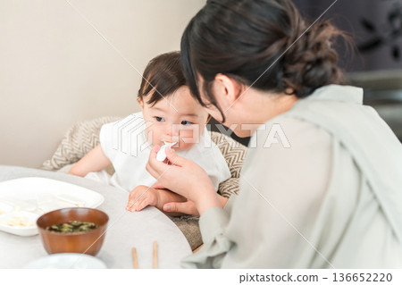 Mother feeding baby food and rice (childcare and parenting) Mother feeding baby food and rice (childcare and parenting) 136652220