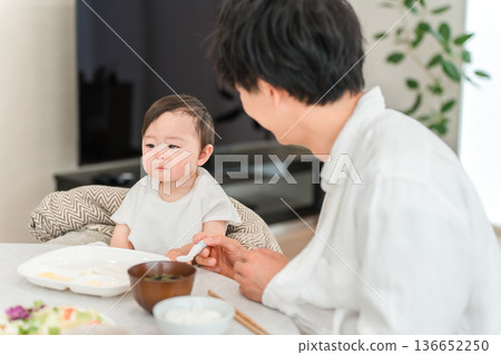 父親餵嬰兒吃輔食和米飯(育兒) 父親餵嬰兒吃輔食和米飯(育兒) 136652250
