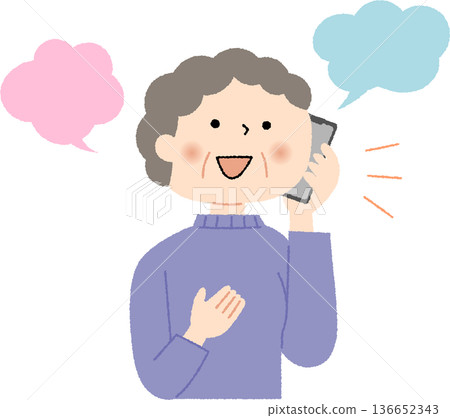 微笑的老婦人正在用智慧型手機通話 微笑的老婦人正在用智慧型手機通話 136652343