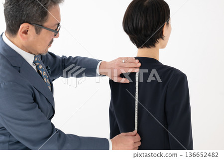 男士測量西裝尺寸 男士測量西裝尺寸 136652482