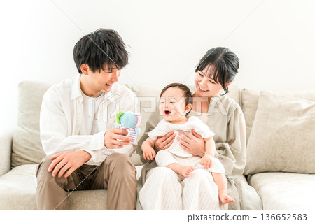 育兒世代的家庭在自家客廳與孩子和嬰兒玩耍（育兒、育兒、肌膚接觸） 136652583