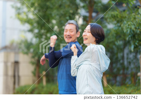 男人和女人鍛煉 男人和女人鍛煉 136652742