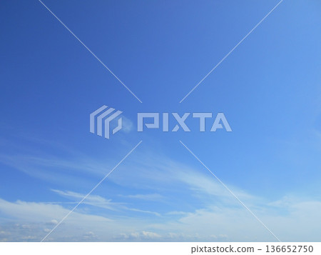 Thin clouds in the blue sky 136652750