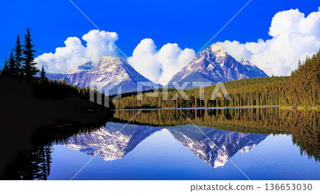 Spectacular mountain views of the Canadian Rockies 136653030