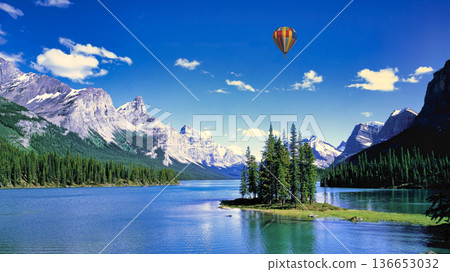 Spectacular mountain views of the Canadian Rockies 136653032