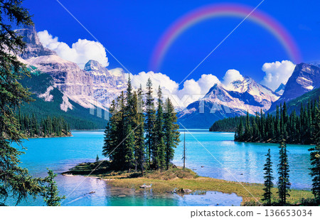 Spectacular mountain views of the Canadian Rockies 136653034