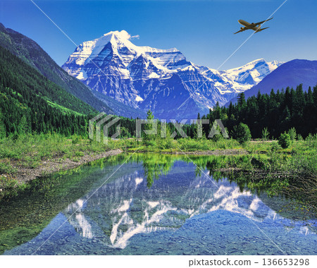 Beautiful Mount Robson in the Canadian Rockies Beautiful Mount Robson in the Canadian Rockies 136653298