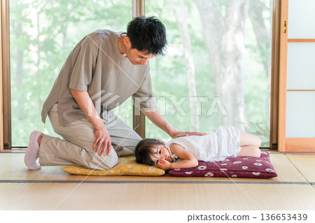 父親哄騙他稚嫩的女兒睡覺（育兒，親子互動，午睡） 136653439