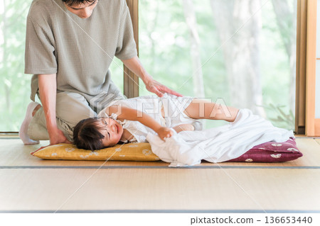 父親哄騙他稚嫩的女兒睡覺（育兒，親子互動，午睡） 136653440