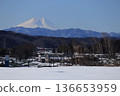 Snow-covered Sayama tea fields and Mount Fuji 136653959