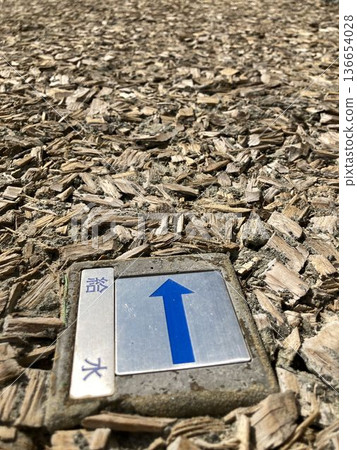 指示埋地供水管路線的線形標記 指示埋地供水管路線的線形標記 136654028