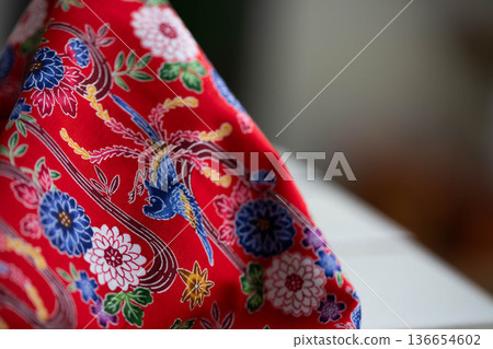 色彩鮮豔的琉球紅型 色彩鮮豔的琉球紅型 136654602