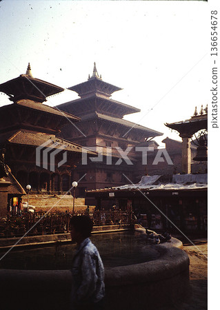 尼泊爾帕坦一座傳統寺廟和廣場的景色（攝於1989年） 136654678
