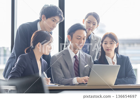 Business group having a meeting 136654697