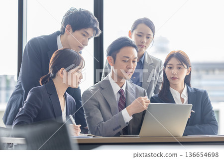 Business group having a meeting 136654698