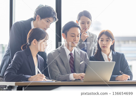 Business people to hold meetings Business people to hold meetings 136654699