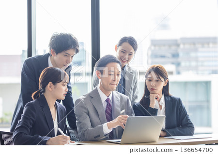 Business group having a meeting 136654700