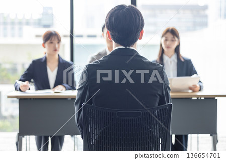 一名求職學生正在接受公司面試，這是他的背影。 136654701