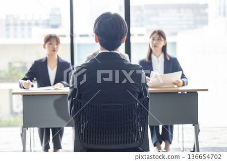 一名求職學生正在接受公司面試，這是他的背影。 136654702