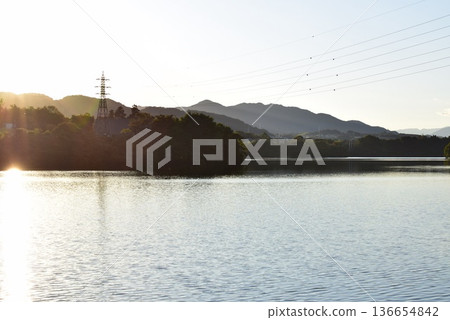 山和天空在湖反射了 136654842