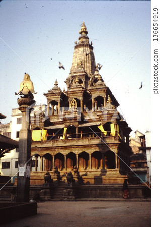 尼泊爾帕坦的石廟和迦樓羅雕像（攝於1989年） 136654919