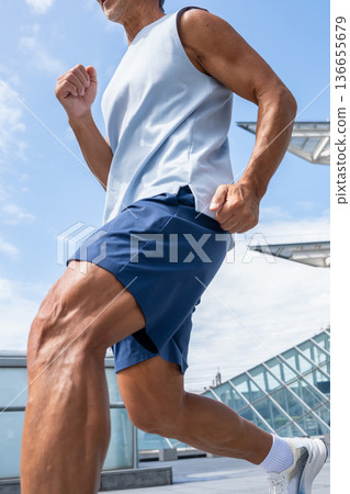 Men jogging 136655679