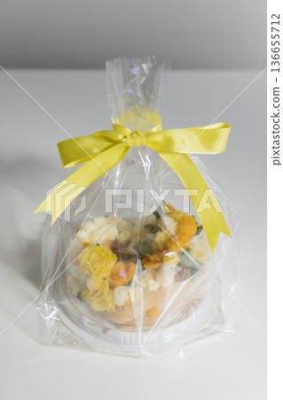 花朵造型的豆沙蛋糕，裝在禮盒裡 136655712