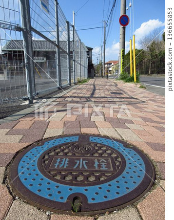 道路上安裝的排水塞 道路上安裝的排水塞 136655853