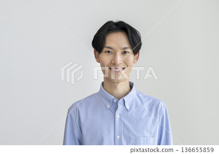 一名 30 多歲的男子對著鏡頭微笑 一名 30 多歲的男子對著鏡頭微笑 136655859