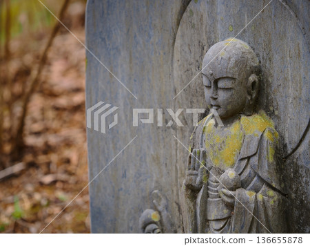 Roadside stone of the roadside 136655878