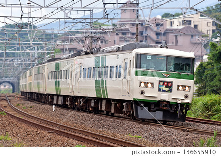 Tokaido Line Manazuru JR East 185 series OM04 formation (Omiya) Odoriko 136655910