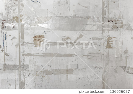 混凝土牆面呈現粗糙的紋理，並殘留著膠帶痕跡。 136656027