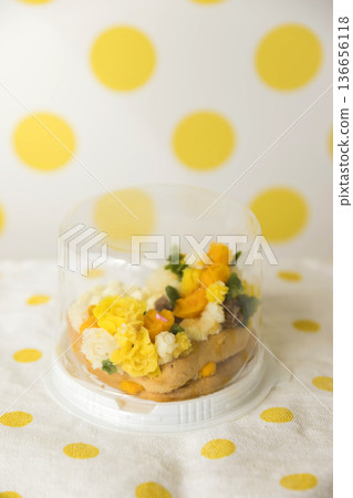 容器中的花形豆泥糕 136656118