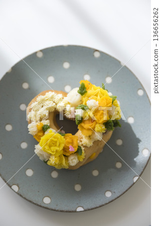 Flower-squeezed bean paste cake 136656262