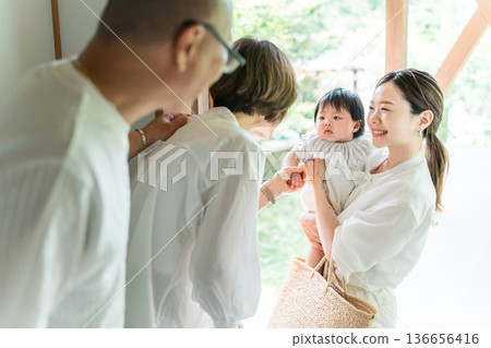 一位母親抱著回到父母家的孫女（返鄉，三代同堂） 136656416