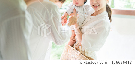 一位母親抱著回到父母家的孫女(返鄉,三代同堂) 一位母親抱著回到父母家的孫女(返鄉,三代同堂) 136656418