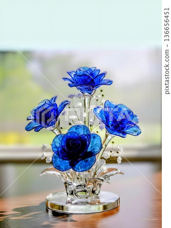 玻璃風格彩繪的藍色玫瑰和滿天星 136656451