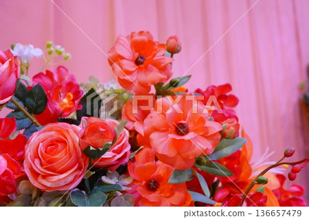 Orange and red gorgeous flower arrangement background material Orange and red gorgeous flower arrangement background material 136657479