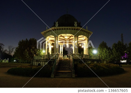 鶴間公園內燈火輝煌的綜合學堂 鶴間公園內燈火輝煌的綜合學堂 136657605