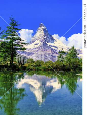 在採爾馬特欣賞馬特洪峰的壯麗景色 136658041