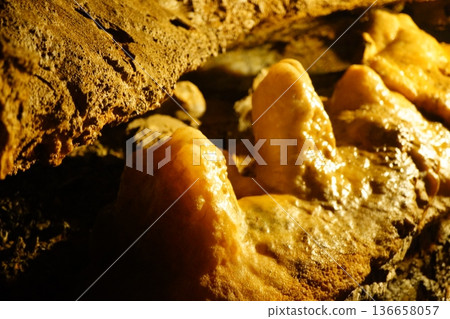 神秘的石灰岩洞內部，是大自然經過多年形成的。 136658057