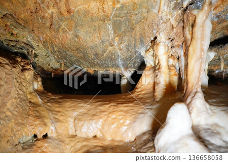 神秘的石灰岩洞內部，是大自然經過多年形成的。 136658058