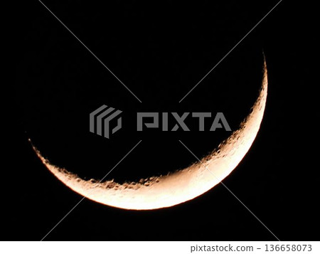 月亮漂浮在夜空中 月亮漂浮在夜空中 136658073